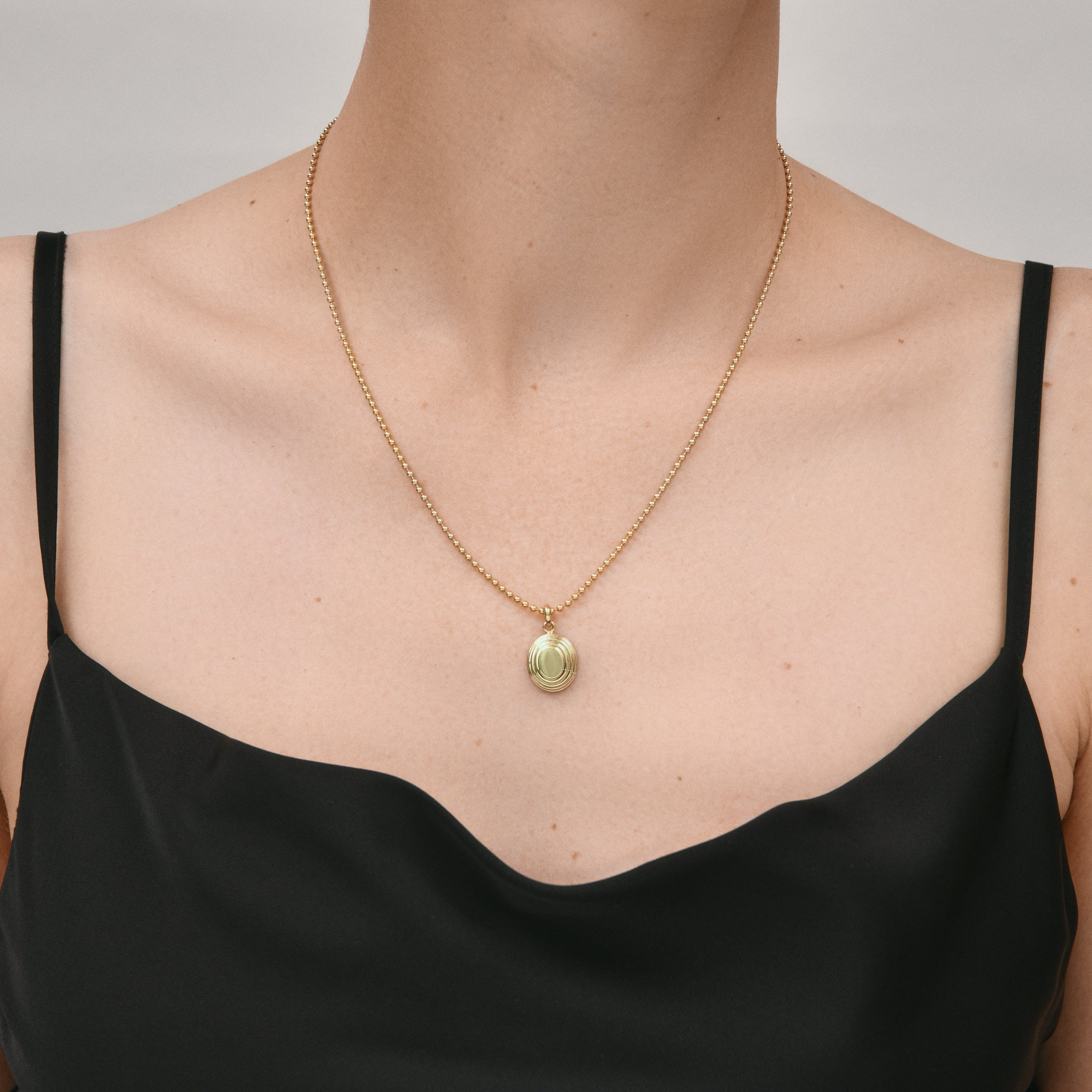 Contours Engravable Pendant in Yellow Gold