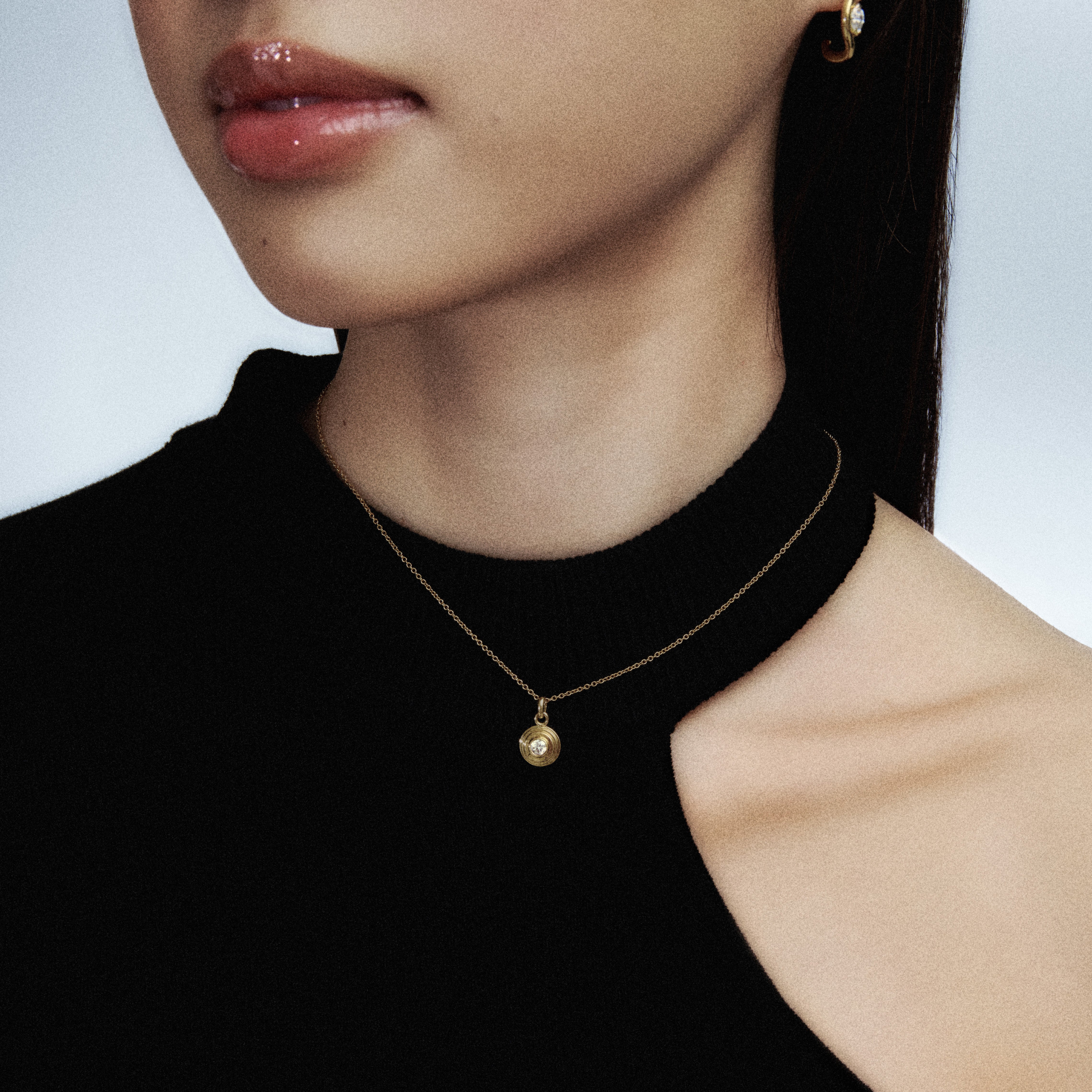 Contours Pendant Charm Round Diamond in 18 Karat Yellow Gold