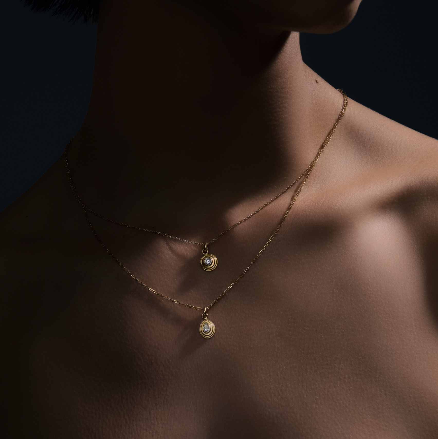 Contours Pendant Charm Round Diamond in 18 Karat Yellow Gold