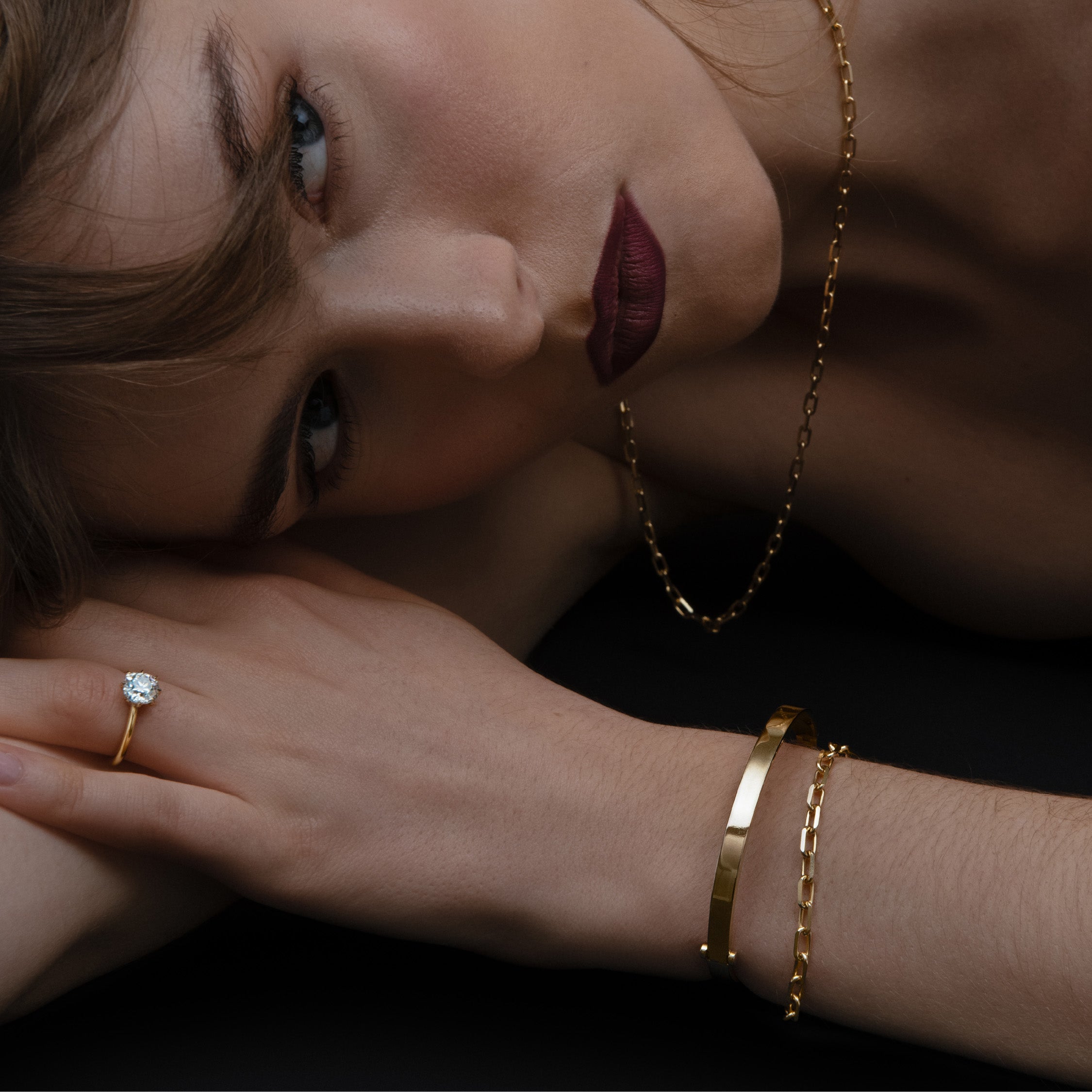 Hinged Bangle in 9 karat yellow gold