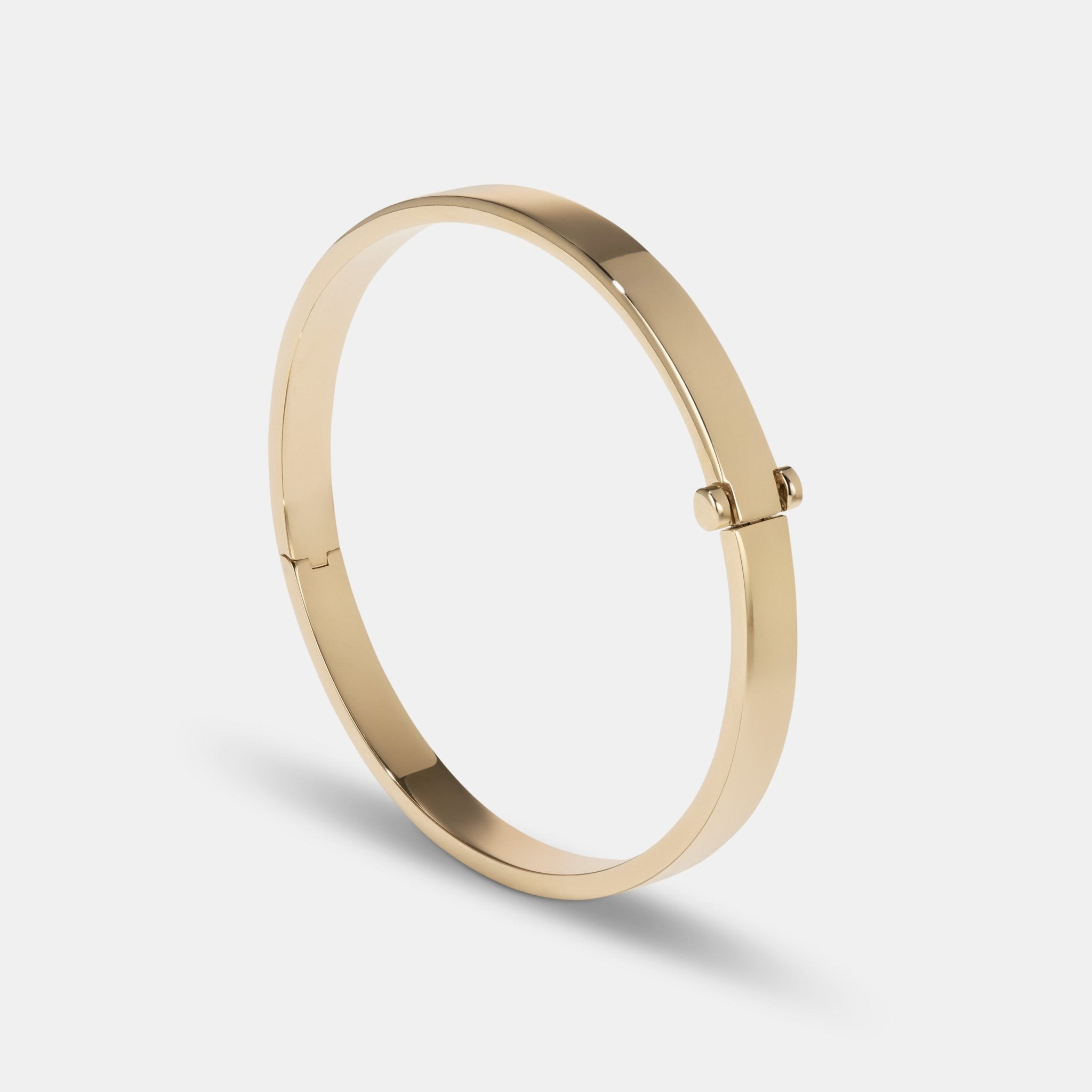 Hinged Bangle in 9 karat yellow gold