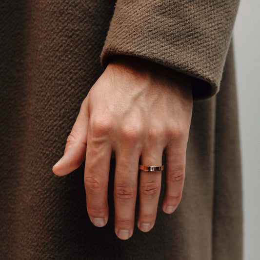 Flat Band With Diamond in Yellow Gold