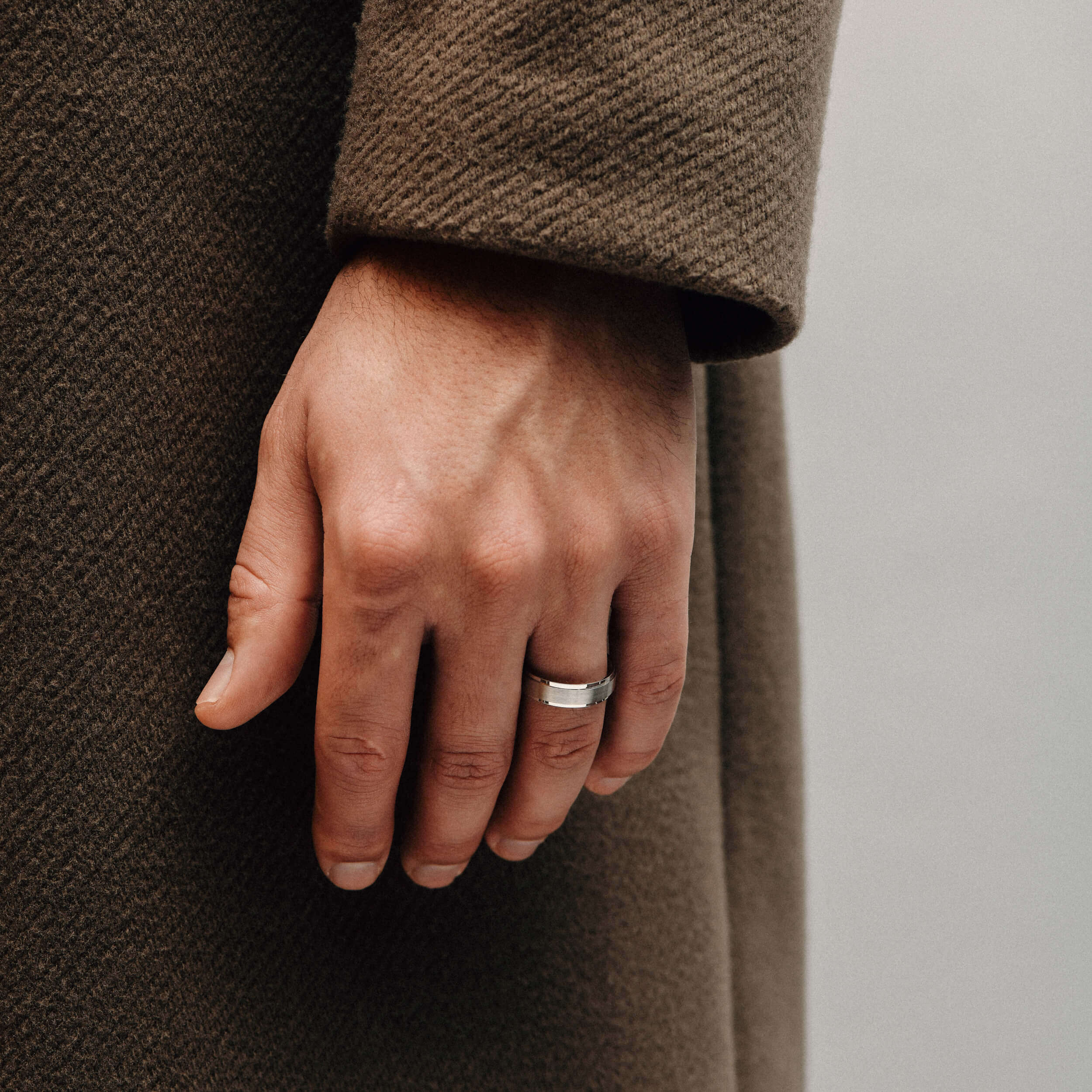 Bevelled Edge Band in Platinum